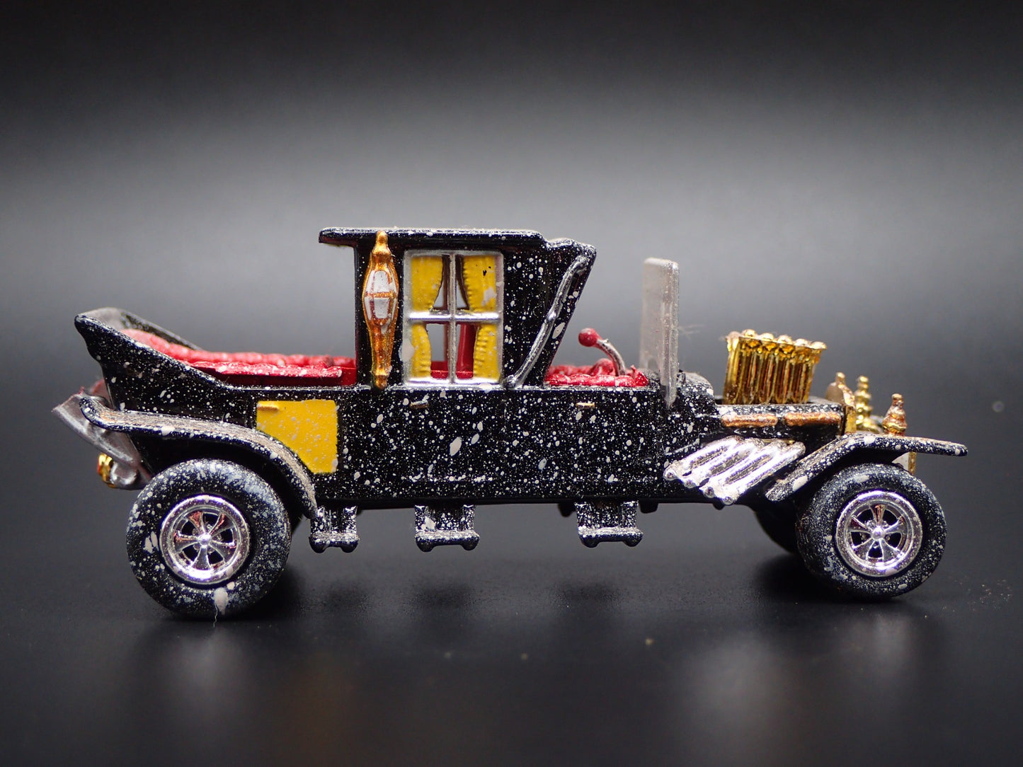 THE MUNSTERS BARRIS KOACH CUSTOM BARN FIND 1:64 SCALE DIORAMA DIECAST MODEL CAR