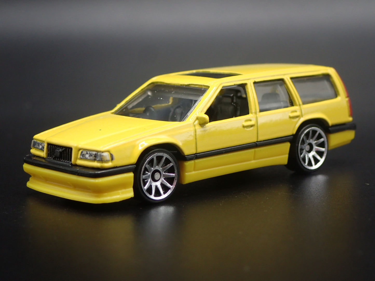 1993-1997 VOLVO 850 ESTATE STATION WAGON 1:64 SCALE DIORAMA DIECAST MODEL CAR