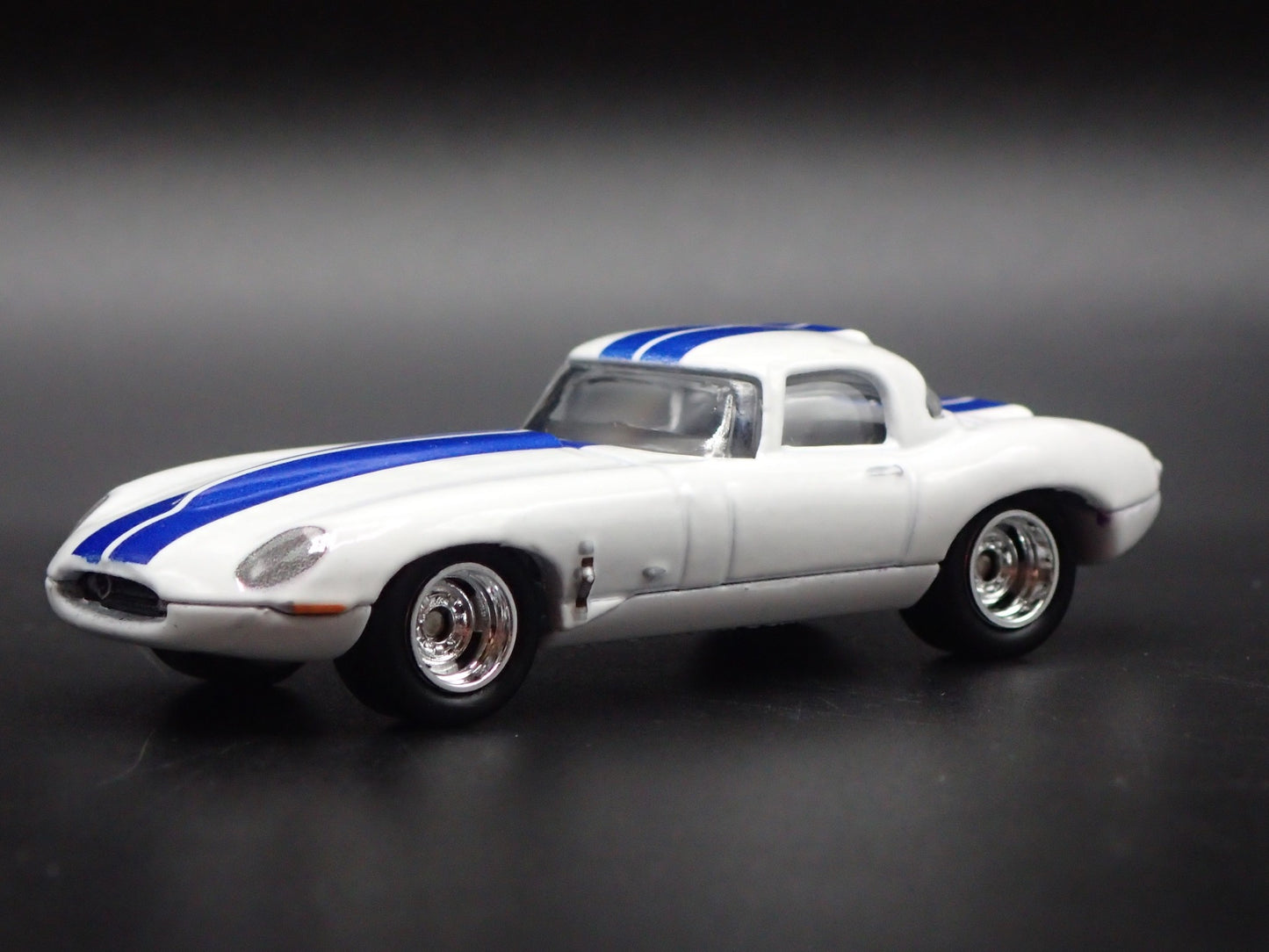 1961-1968 JAGUAR LIGHTWEIGHT E-TYPE WHITE 1:64 SCALE DIORAMA DIECAST MODEL CAR