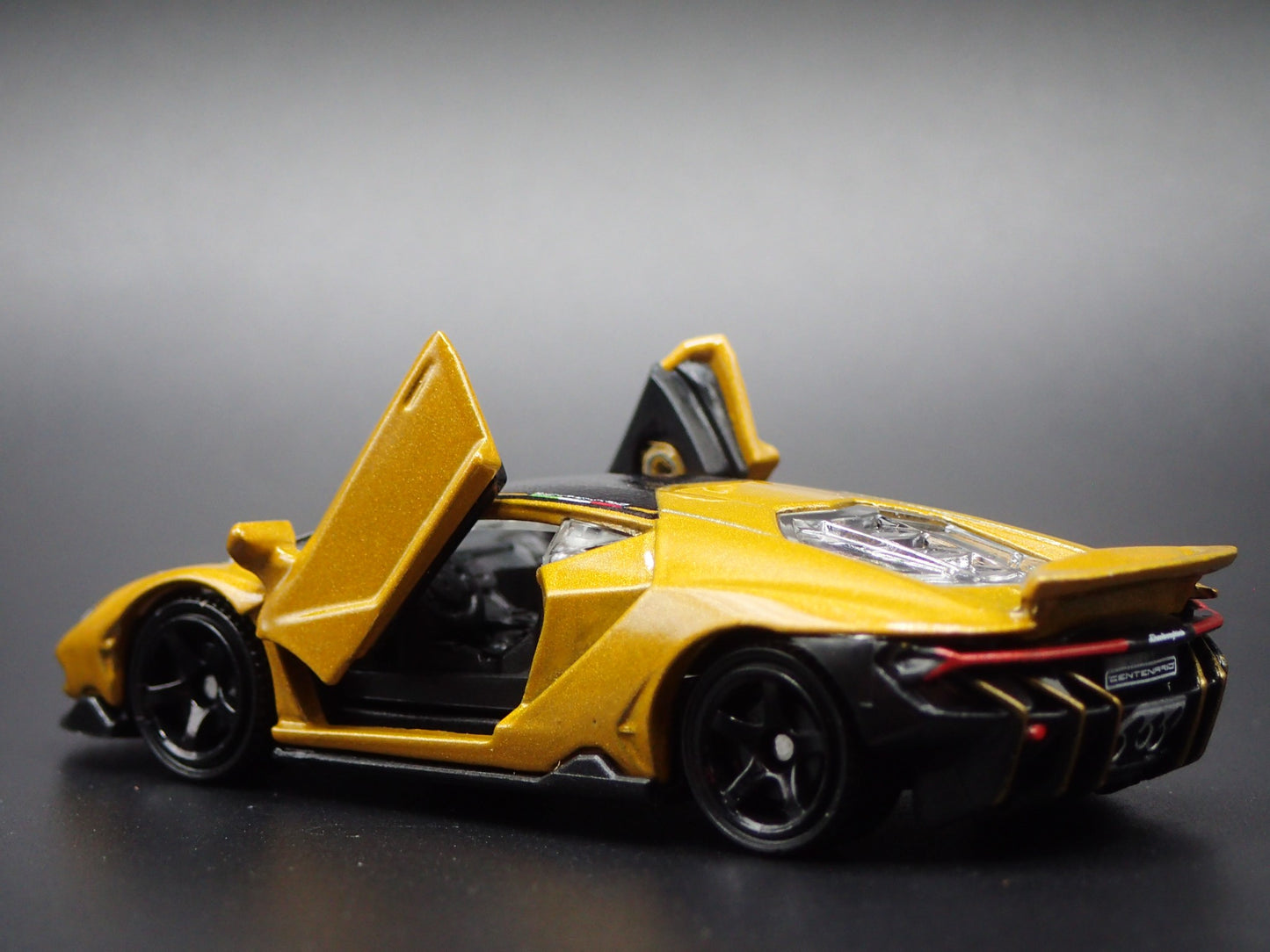 2016-2017 LAMBORGHINI CENTENARIO SUPER CAR 1:64 SCALE DIORAMA DIECAST MODEL CAR