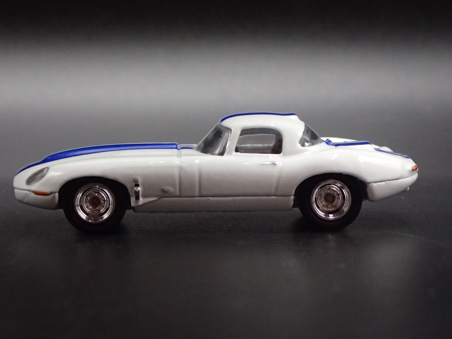 1961-1968 JAGUAR LIGHTWEIGHT E-TYPE WHITE 1:64 SCALE DIORAMA DIECAST MODEL CAR