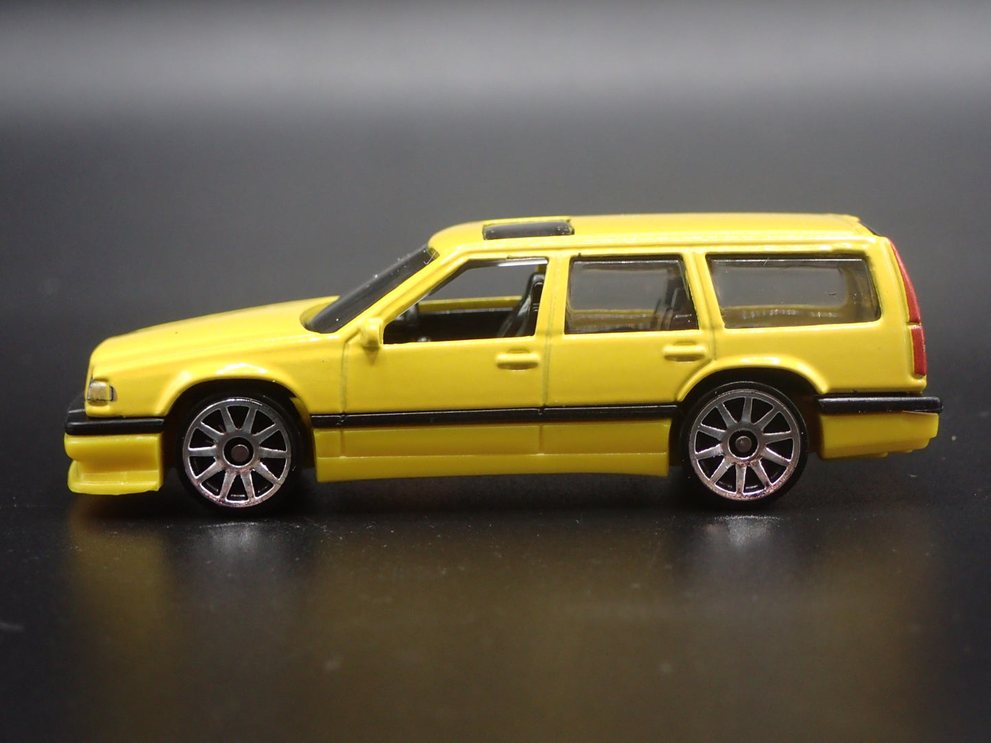 1993-1997 VOLVO 850 ESTATE STATION WAGON 1:64 SCALE DIORAMA DIECAST MODEL CAR