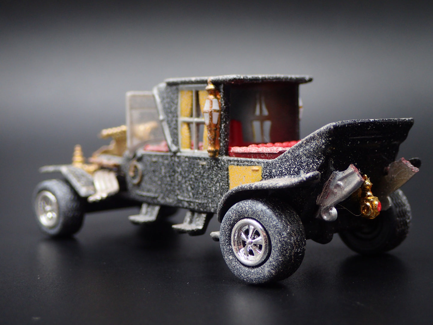 THE MUNSTERS BARRIS KOACH CUSTOM BARN FIND 1:64 SCALE DIORAMA DIECAST MODEL CAR