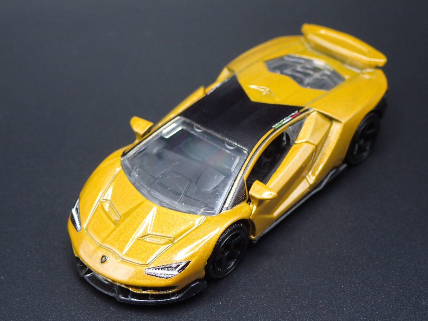 2016-2017 LAMBORGHINI CENTENARIO SUPER CAR 1:64 SCALE DIORAMA DIECAST MODEL CAR