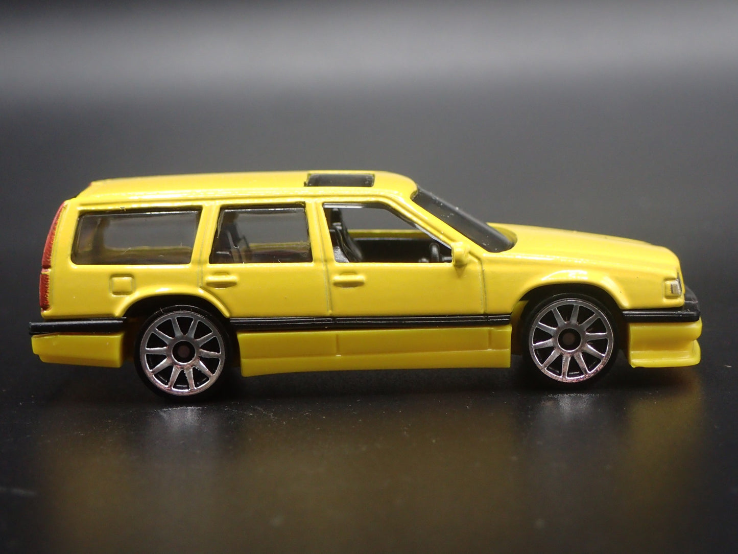 1993-1997 VOLVO 850 ESTATE STATION WAGON 1:64 SCALE DIORAMA DIECAST MODEL CAR