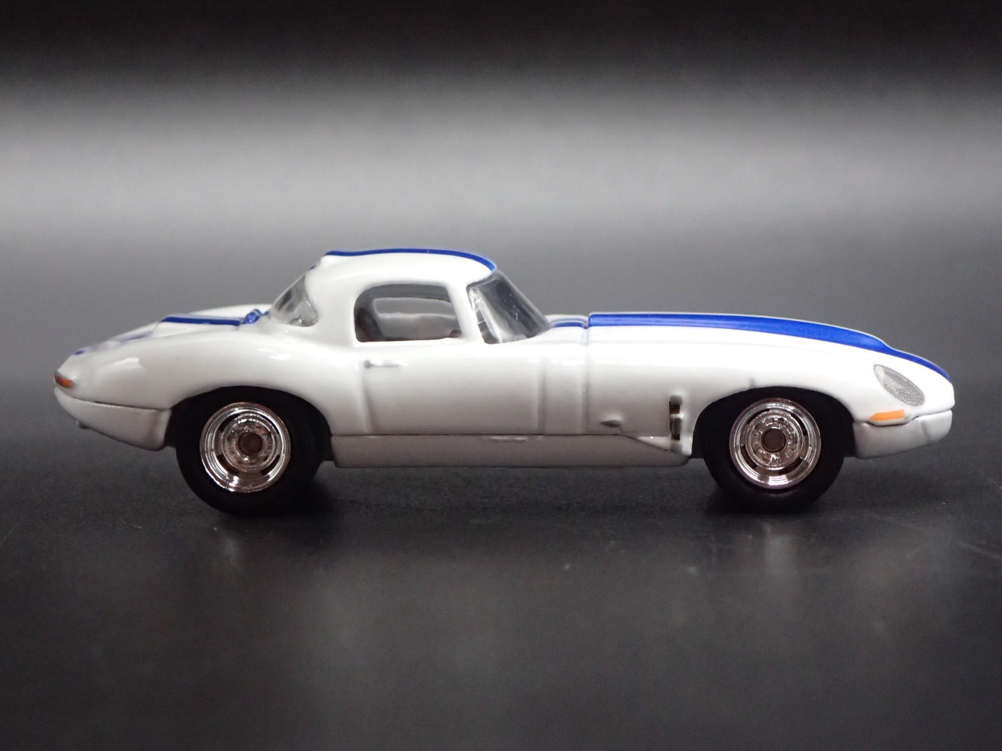 1961-1968 JAGUAR LIGHTWEIGHT E-TYPE WHITE 1:64 SCALE DIORAMA DIECAST MODEL CAR