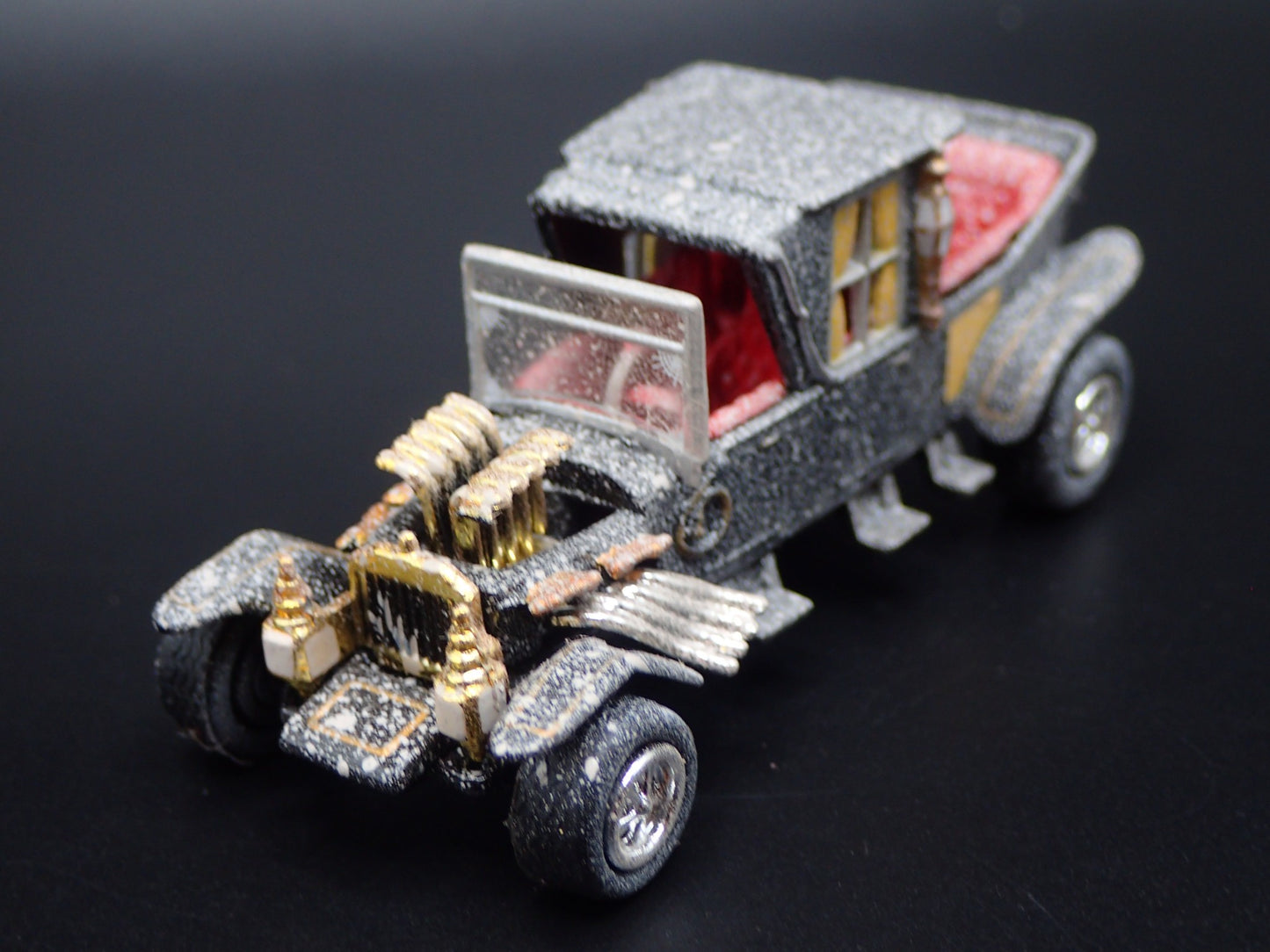 THE MUNSTERS BARRIS KOACH CUSTOM BARN FIND 1:64 SCALE DIORAMA DIECAST MODEL CAR