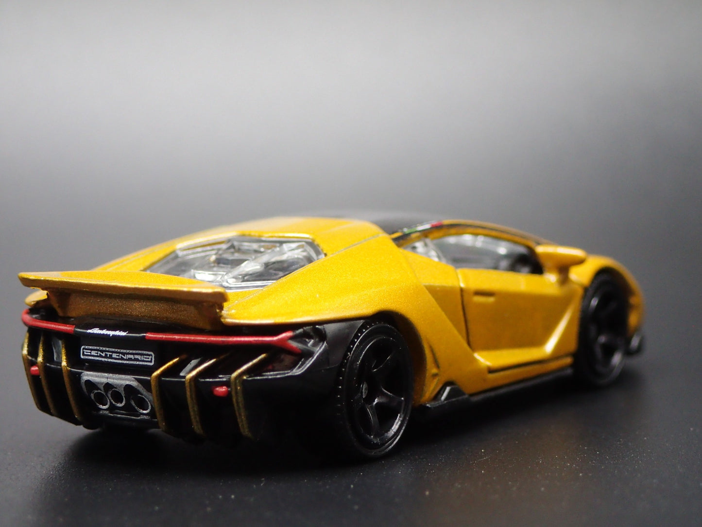 2016-2017 LAMBORGHINI CENTENARIO SUPER CAR 1:64 SCALE DIORAMA DIECAST MODEL CAR