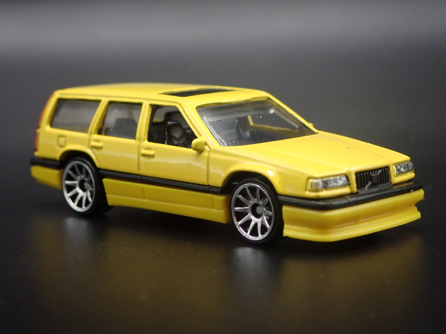 1993-1997 VOLVO 850 ESTATE STATION WAGON 1:64 SCALE DIORAMA DIECAST MODEL CAR