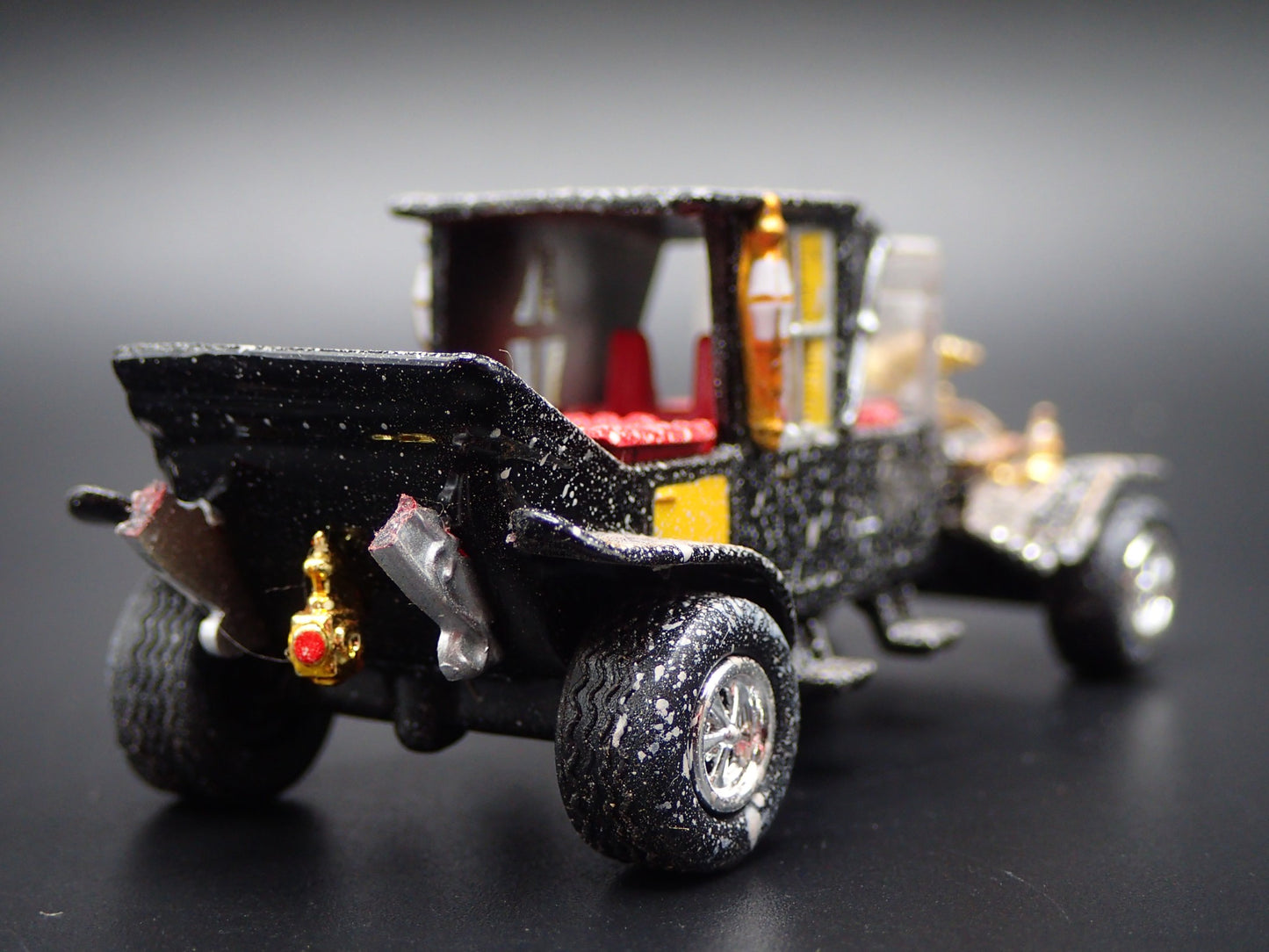 THE MUNSTERS BARRIS KOACH CUSTOM BARN FIND 1:64 SCALE DIORAMA DIECAST MODEL CAR