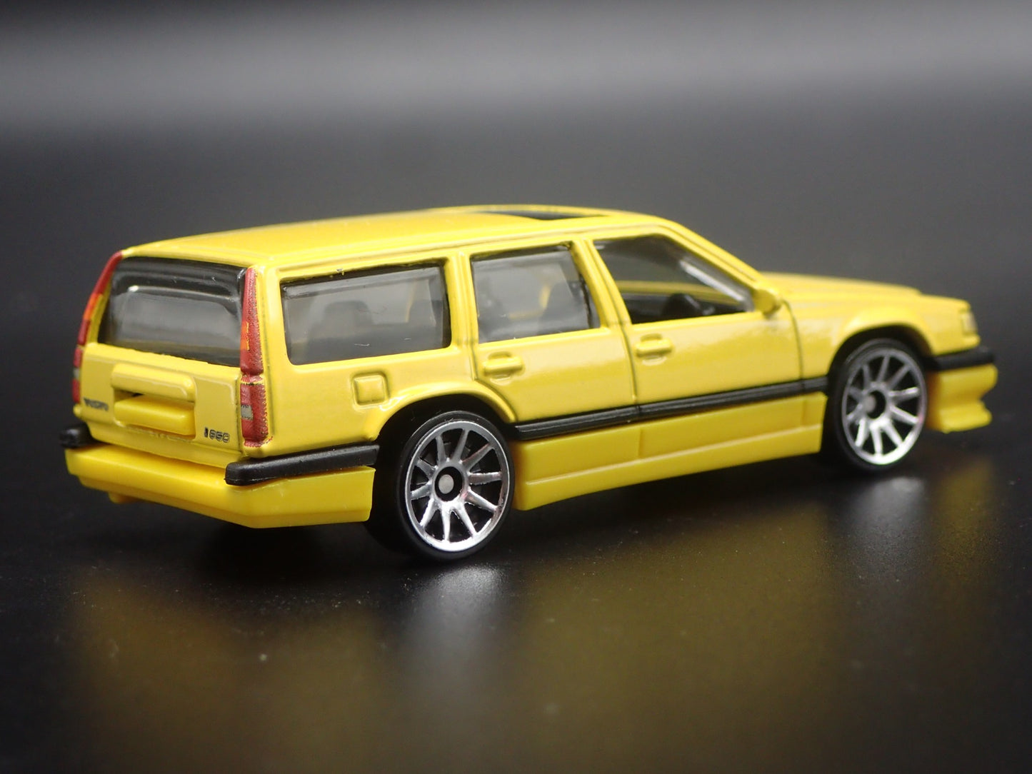 1993-1997 VOLVO 850 ESTATE STATION WAGON 1:64 SCALE DIORAMA DIECAST MODEL CAR