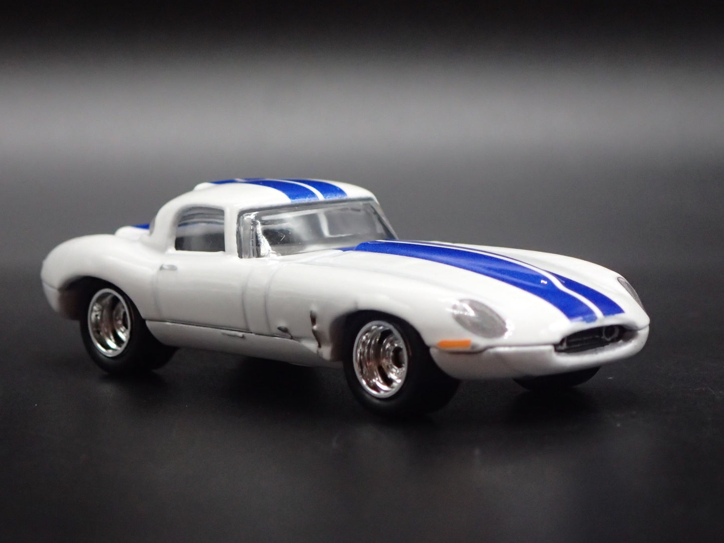 1961-1968 JAGUAR LIGHTWEIGHT E-TYPE WHITE 1:64 SCALE DIORAMA DIECAST MODEL CAR