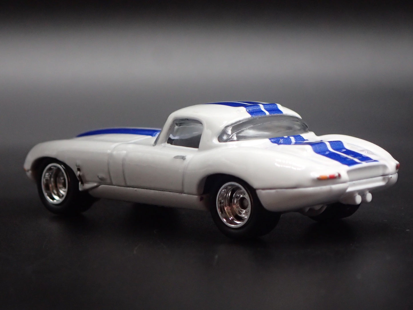 1961-1968 JAGUAR LIGHTWEIGHT E-TYPE WHITE 1:64 SCALE DIORAMA DIECAST MODEL CAR