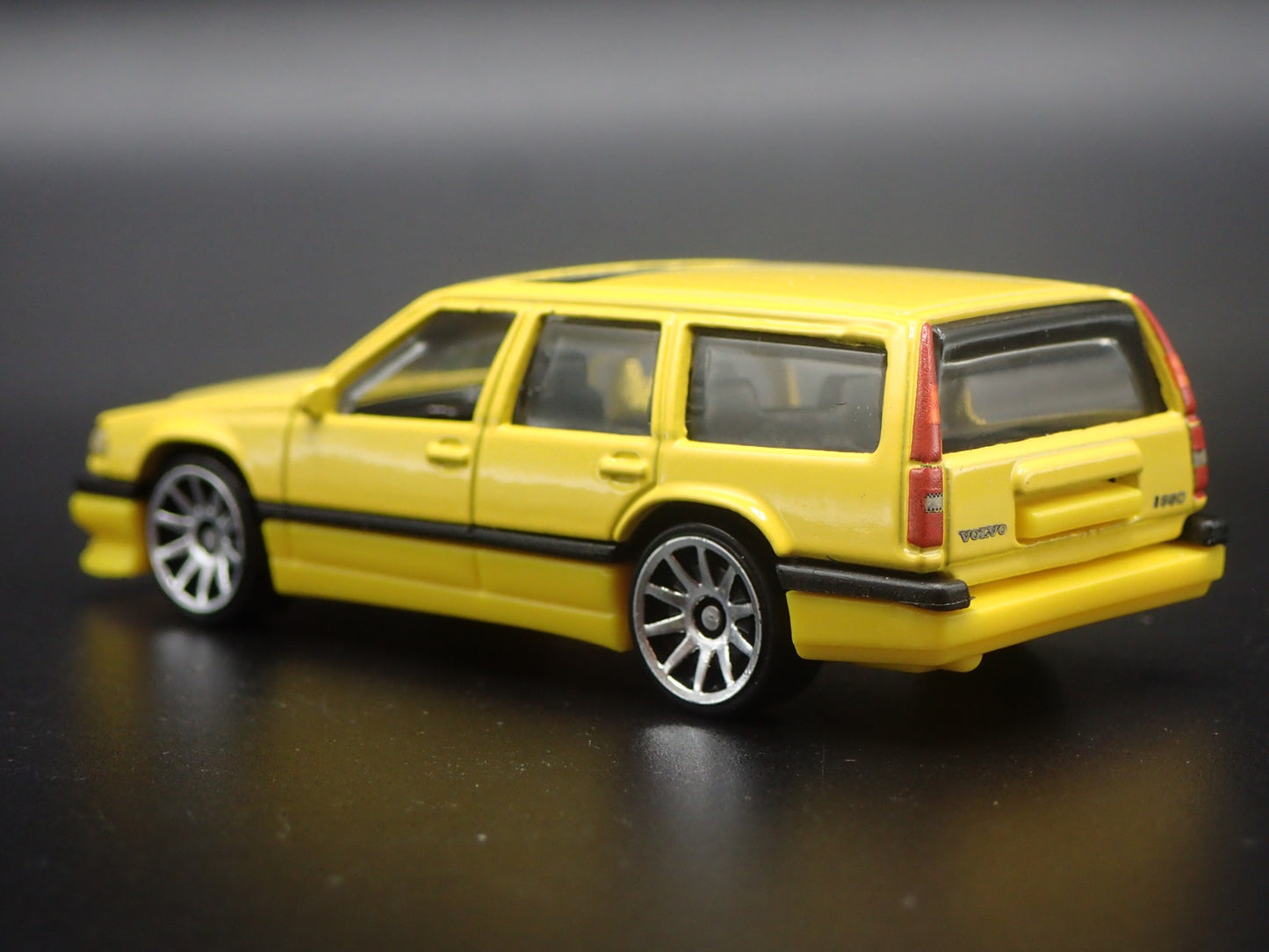 1993-1997 VOLVO 850 ESTATE STATION WAGON 1:64 SCALE DIORAMA DIECAST MODEL CAR