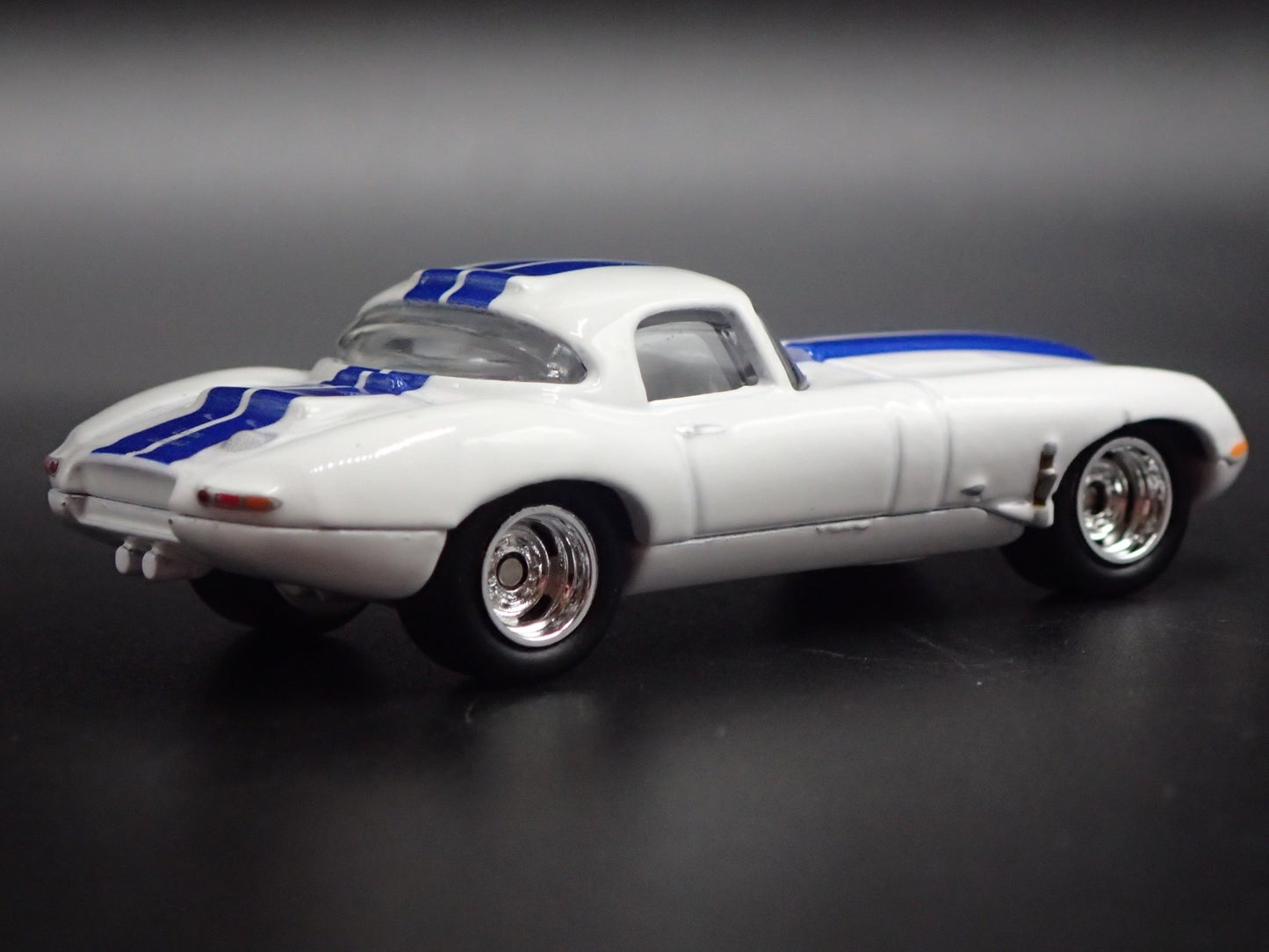 1961-1968 JAGUAR LIGHTWEIGHT E-TYPE WHITE 1:64 SCALE DIORAMA DIECAST MODEL CAR
