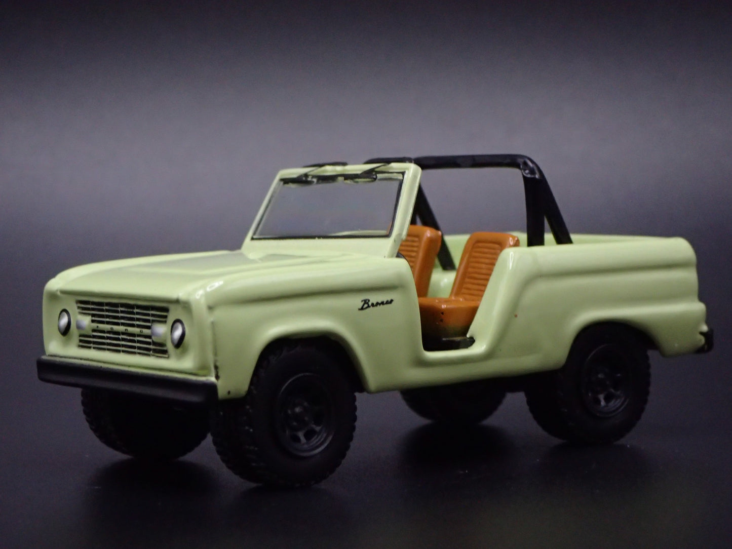 1967 67 FORD BRONCO GREEN 1:64 SCALE COLLECTIBLE DIORAMA DIECAST MODEL CAR