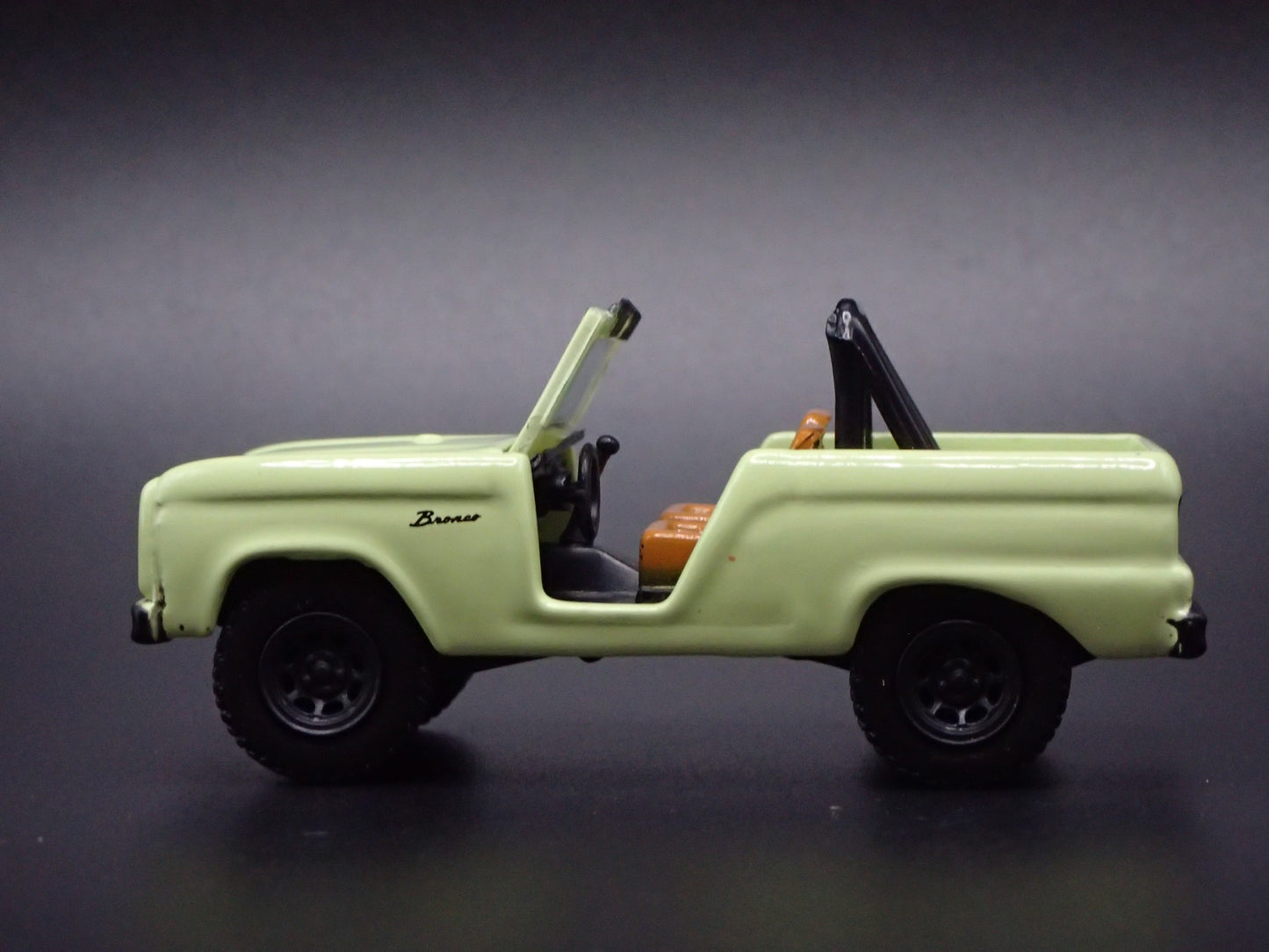 1967 67 FORD BRONCO GREEN 1:64 SCALE COLLECTIBLE DIORAMA DIECAST MODEL CAR
