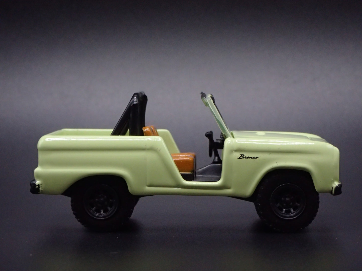 1967 67 FORD BRONCO GREEN 1:64 SCALE COLLECTIBLE DIORAMA DIECAST MODEL CAR
