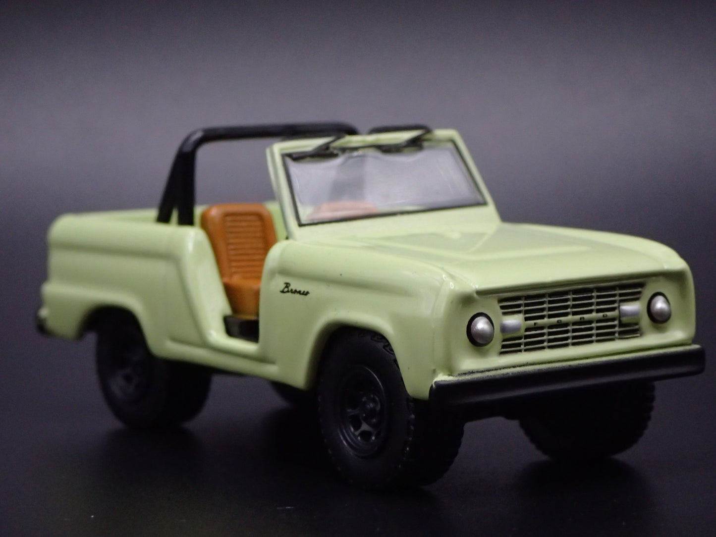 1967 67 FORD BRONCO GREEN 1:64 SCALE COLLECTIBLE DIORAMA DIECAST MODEL CAR