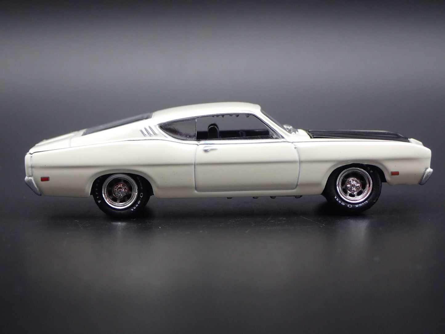 1969 69 FORD TORINO TALLADEGA WHITE 1:64 SCALE COLLECTIBLE DIECAST MODEL CAR