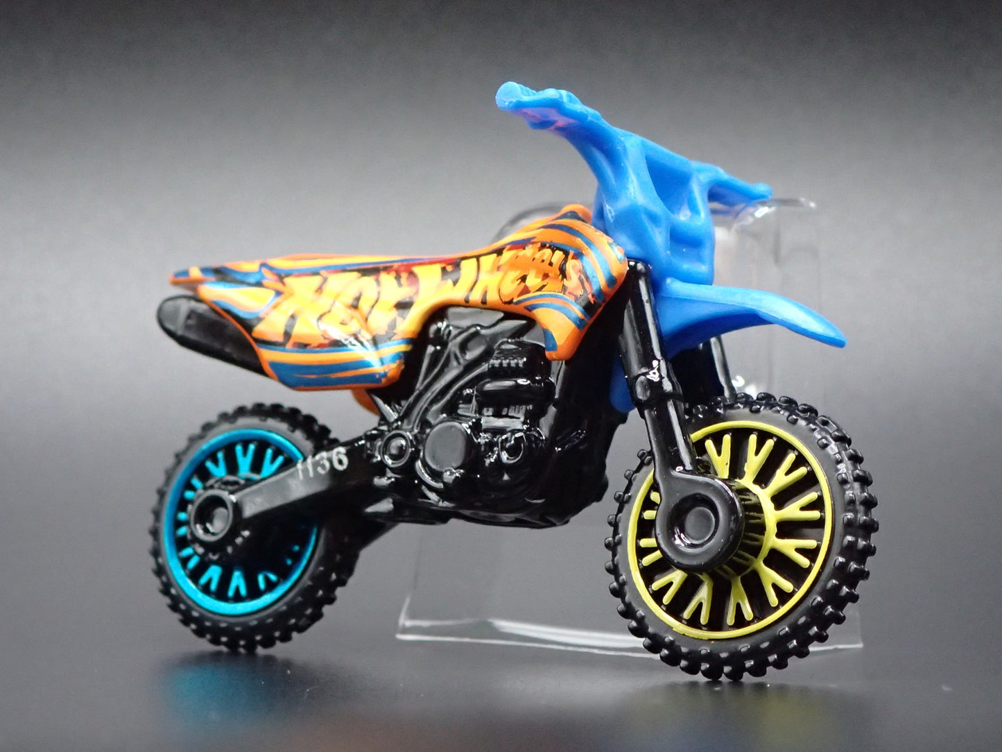 DIRT BIKE HW450F MOTORCYCLE HOT WHEELS 1:64 HW SCALE DIORAMA DIECAST MODEL CAR