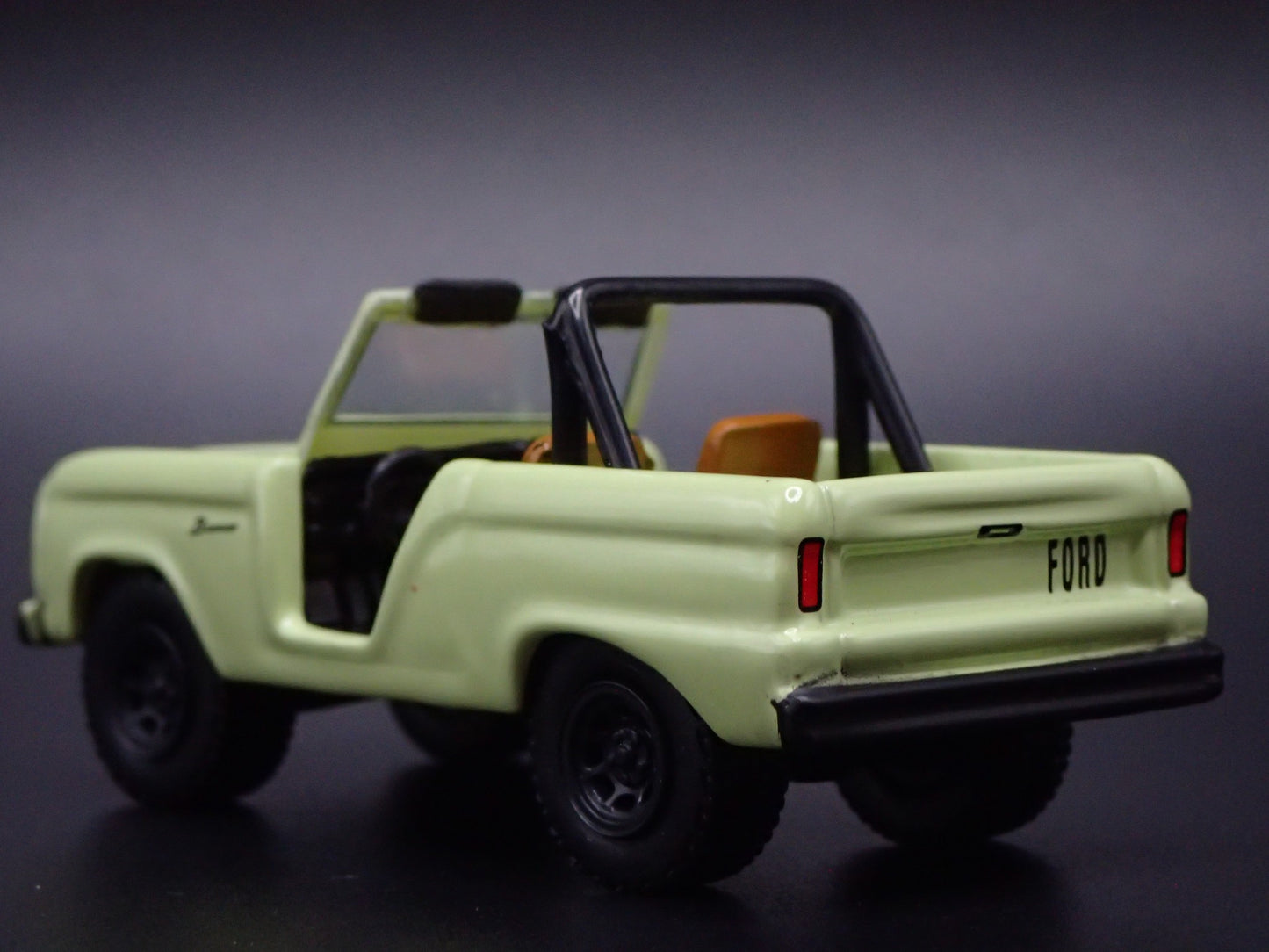1967 67 FORD BRONCO GREEN 1:64 SCALE COLLECTIBLE DIORAMA DIECAST MODEL CAR