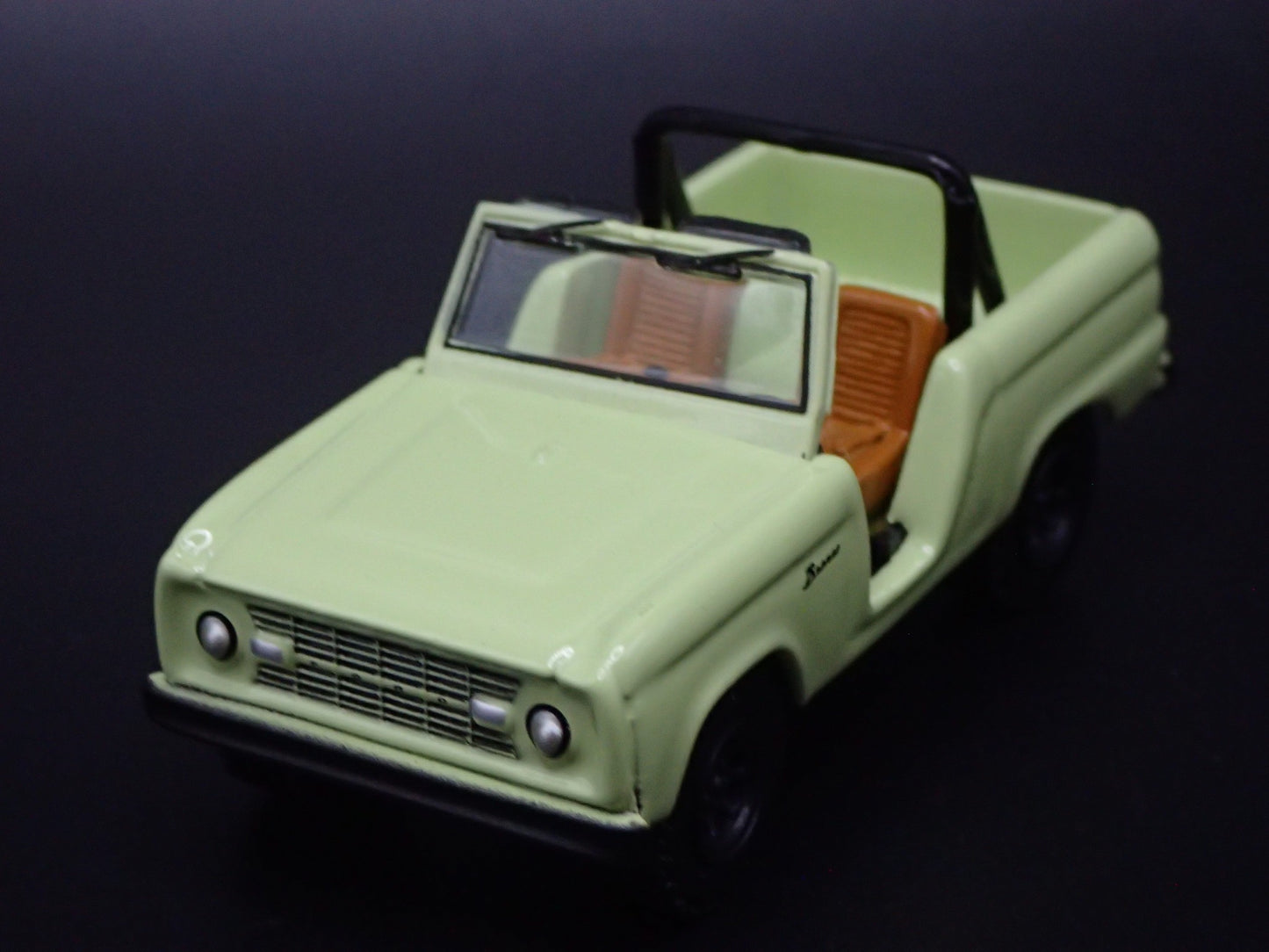 1967 67 FORD BRONCO GREEN 1:64 SCALE COLLECTIBLE DIORAMA DIECAST MODEL CAR