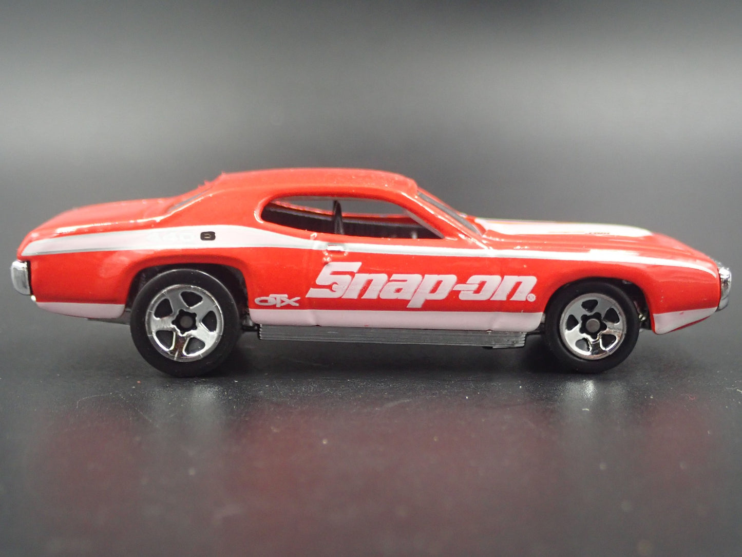 1971 71 PLYMOUTH GTX SNAP ON 1/64 SCALE COLLECTIBLE DIORAMA DIECAST MODEL CAR