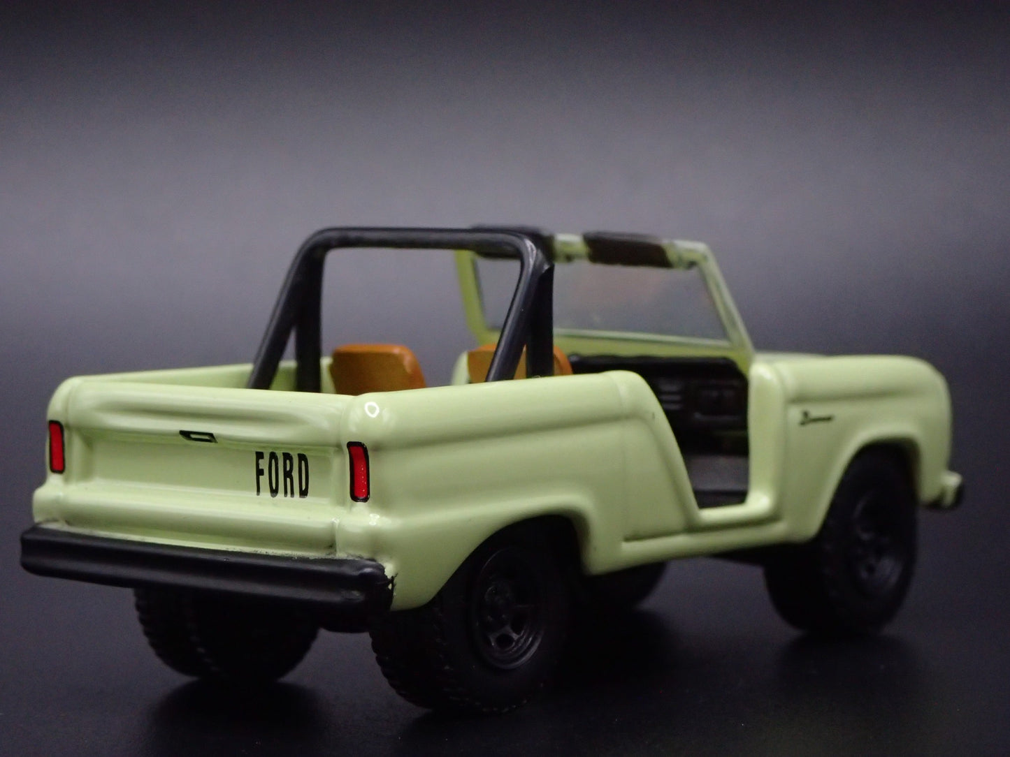 1967 67 FORD BRONCO GREEN 1:64 SCALE COLLECTIBLE DIORAMA DIECAST MODEL CAR