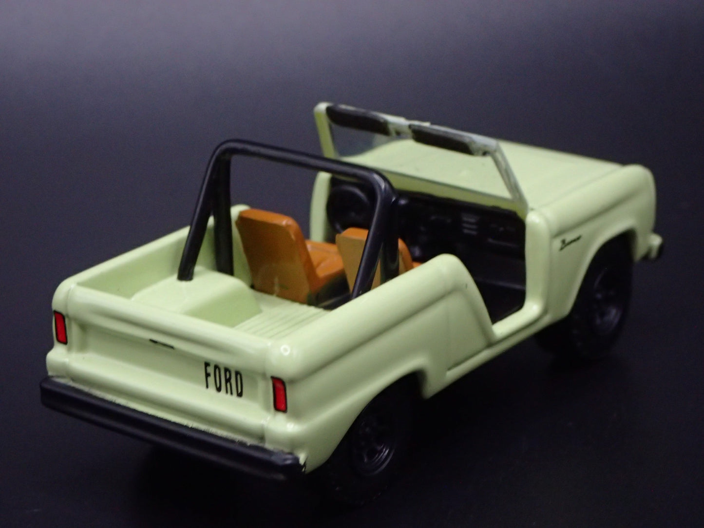1967 67 FORD BRONCO GREEN 1:64 SCALE COLLECTIBLE DIORAMA DIECAST MODEL CAR