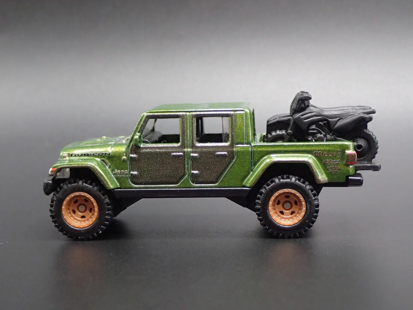 2020-2025 JEEP GLADIATOR PICKUP TRUCK JT 1:64 SCALE DIORAMA DIECAST MODEL CAR