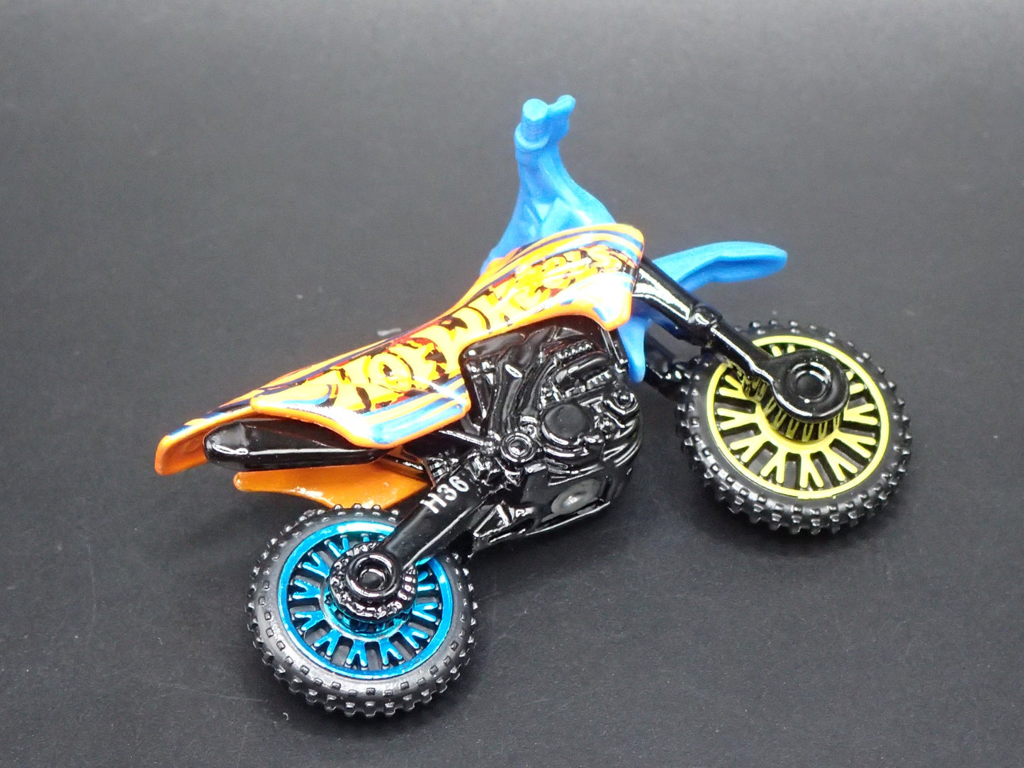 DIRT BIKE HW450F MOTORCYCLE HOT WHEELS 1:64 HW SCALE DIORAMA DIECAST MODEL CAR