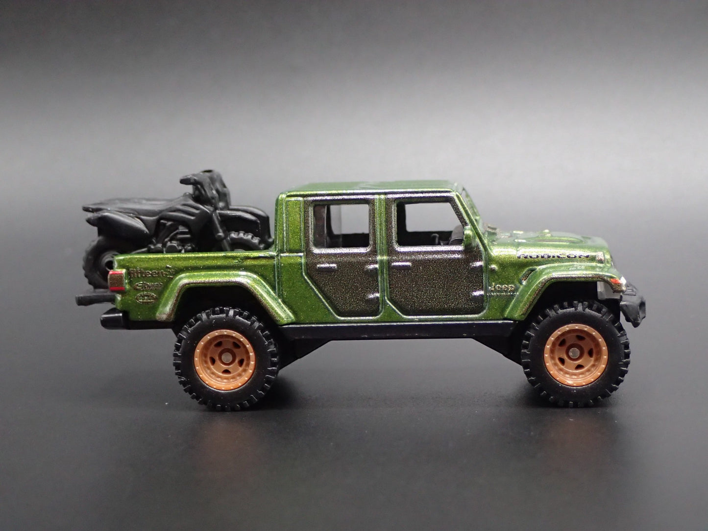 2020-2025 JEEP GLADIATOR PICKUP TRUCK JT 1:64 SCALE DIORAMA DIECAST MODEL CAR