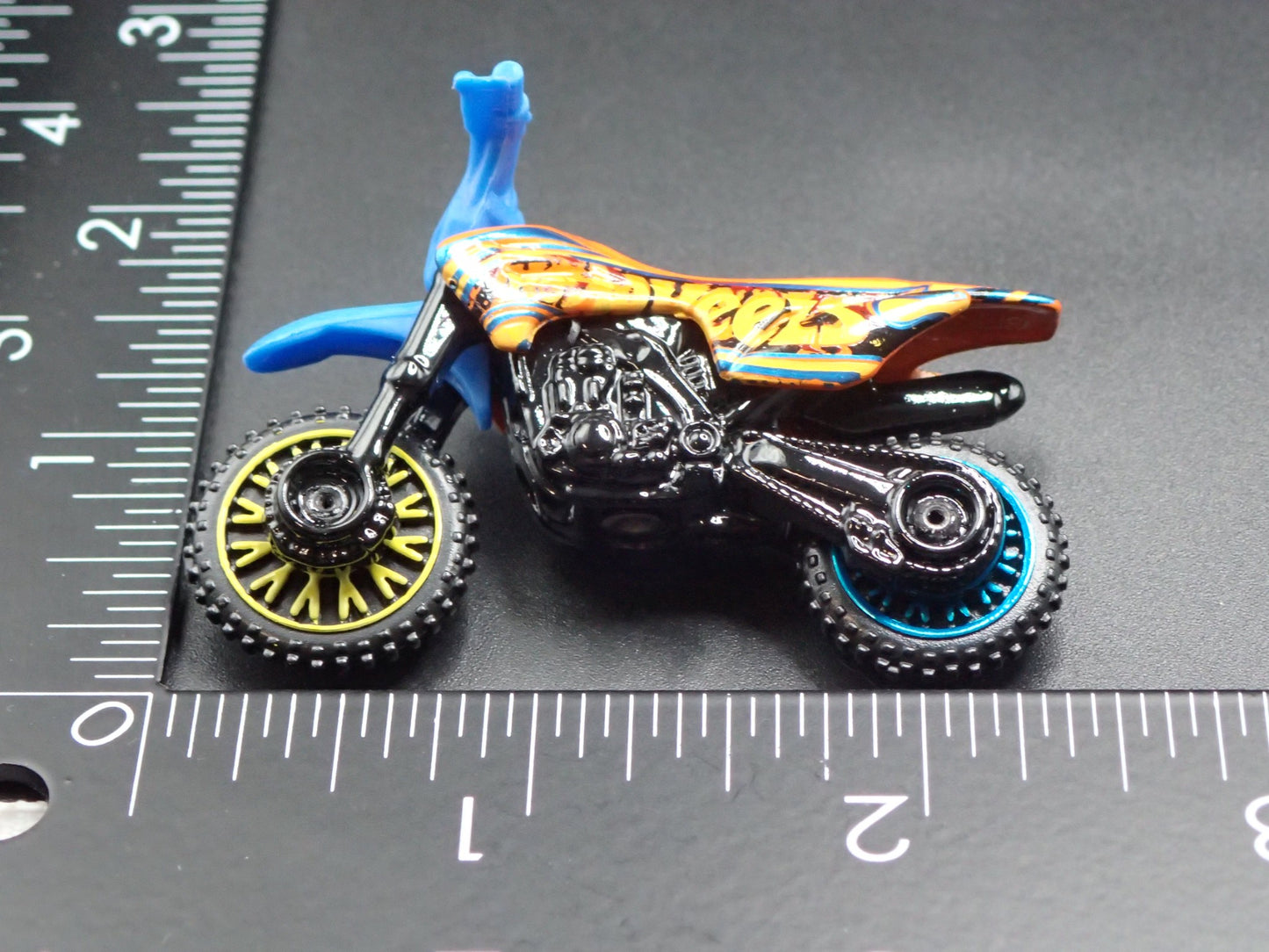 DIRT BIKE HW450F MOTORCYCLE HOT WHEELS 1:64 HW SCALE DIORAMA DIECAST MODEL CAR