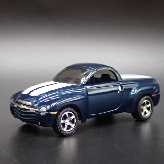 2003-2006 CHEVY CHEVROLET SSR TRUCK BLUE 1:64 SCALE DIORAMA DIECAST MODEL CAR