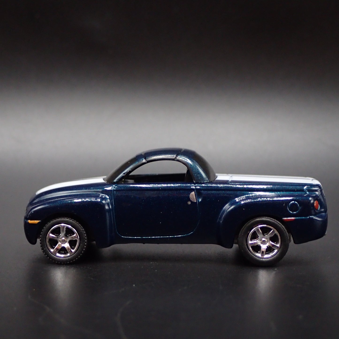 2003-2006 CHEVY CHEVROLET SSR TRUCK BLUE 1:64 SCALE DIORAMA DIECAST MODEL CAR
