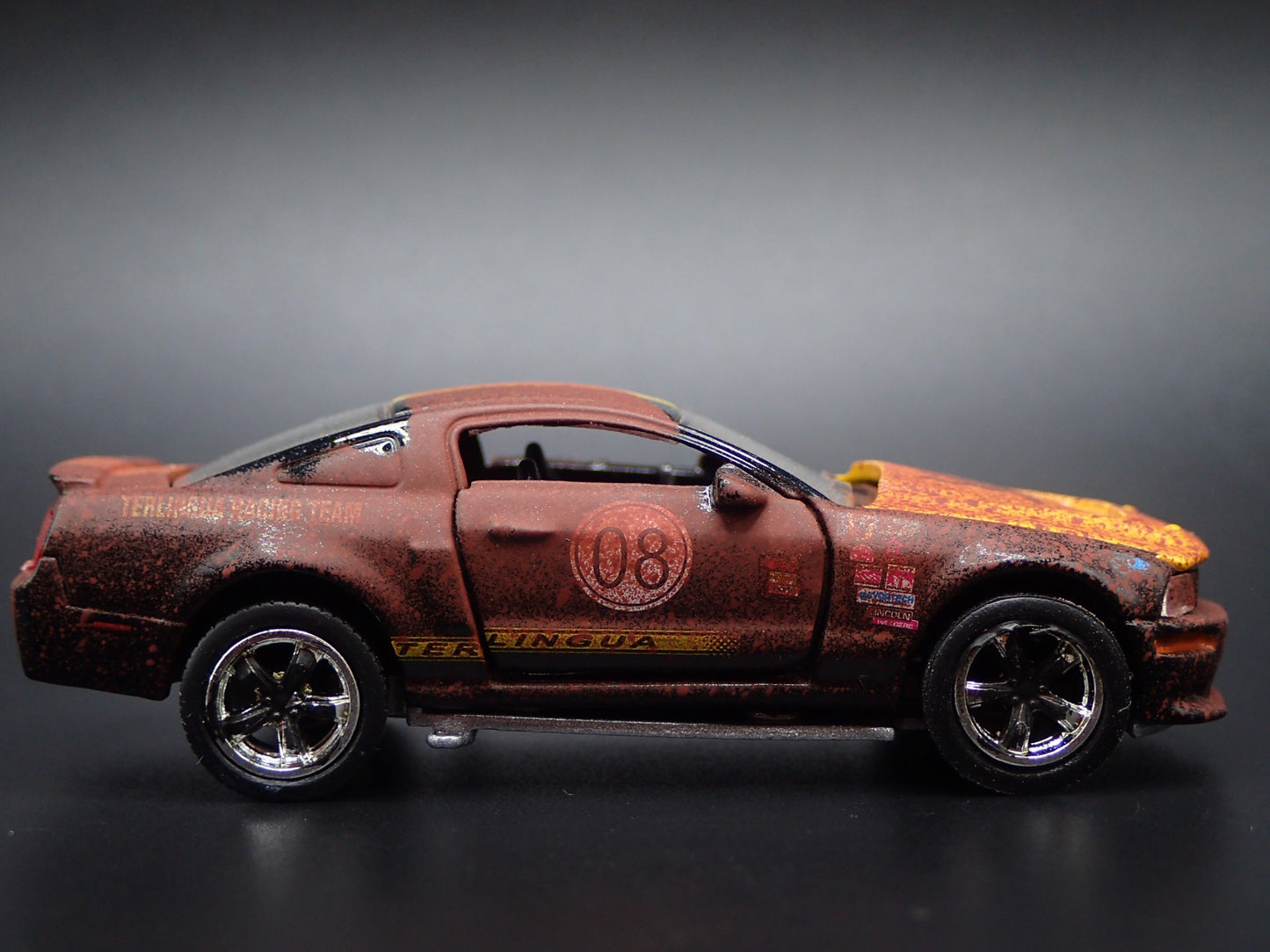 2008 FORD MUSTANG SHELBY TERLINGUA RACING 1:64 SCALE DIORAMA DIECAST MODEL CAR