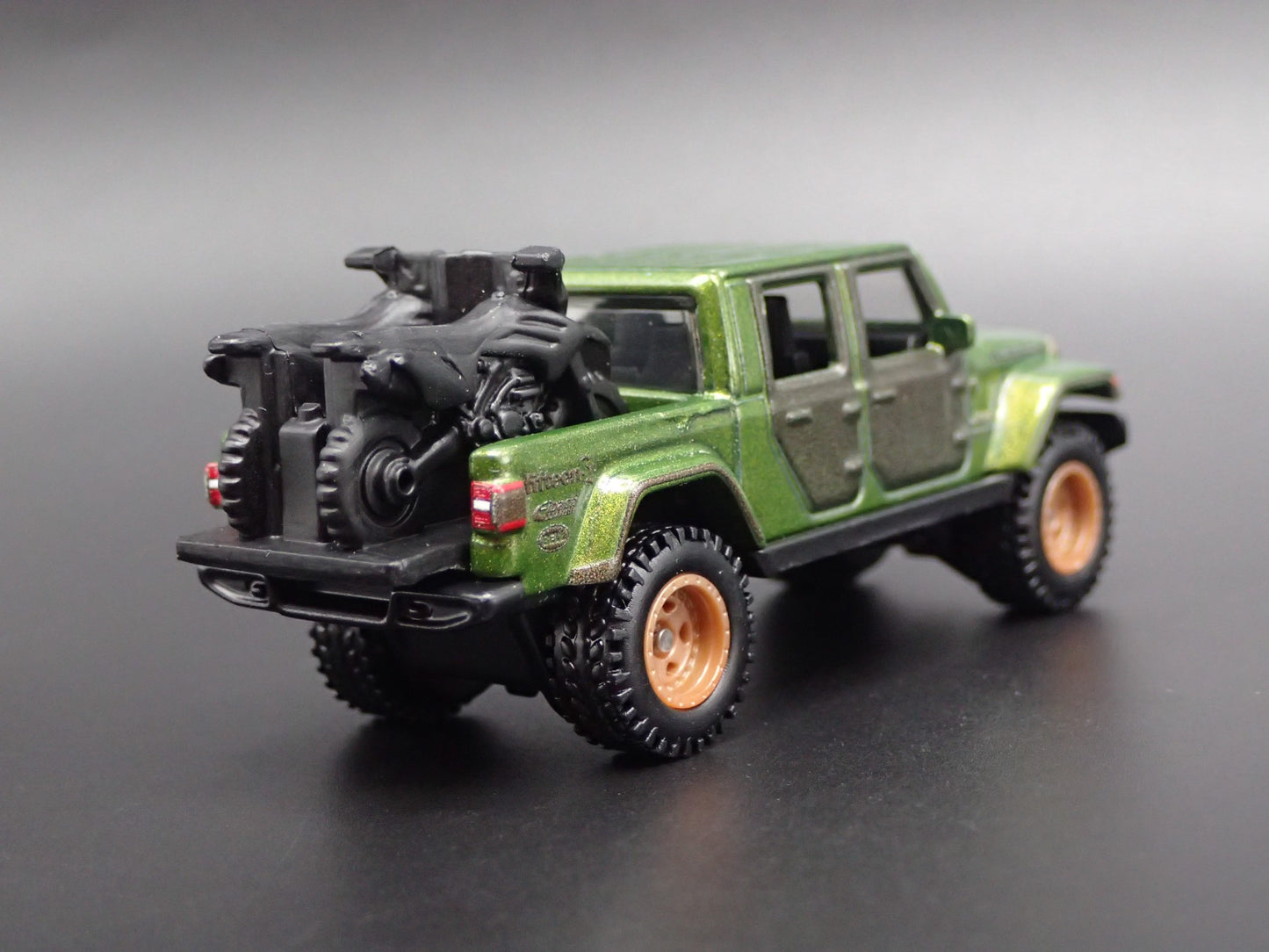 2020-2025 JEEP GLADIATOR PICKUP TRUCK JT 1:64 SCALE DIORAMA DIECAST MODEL CAR