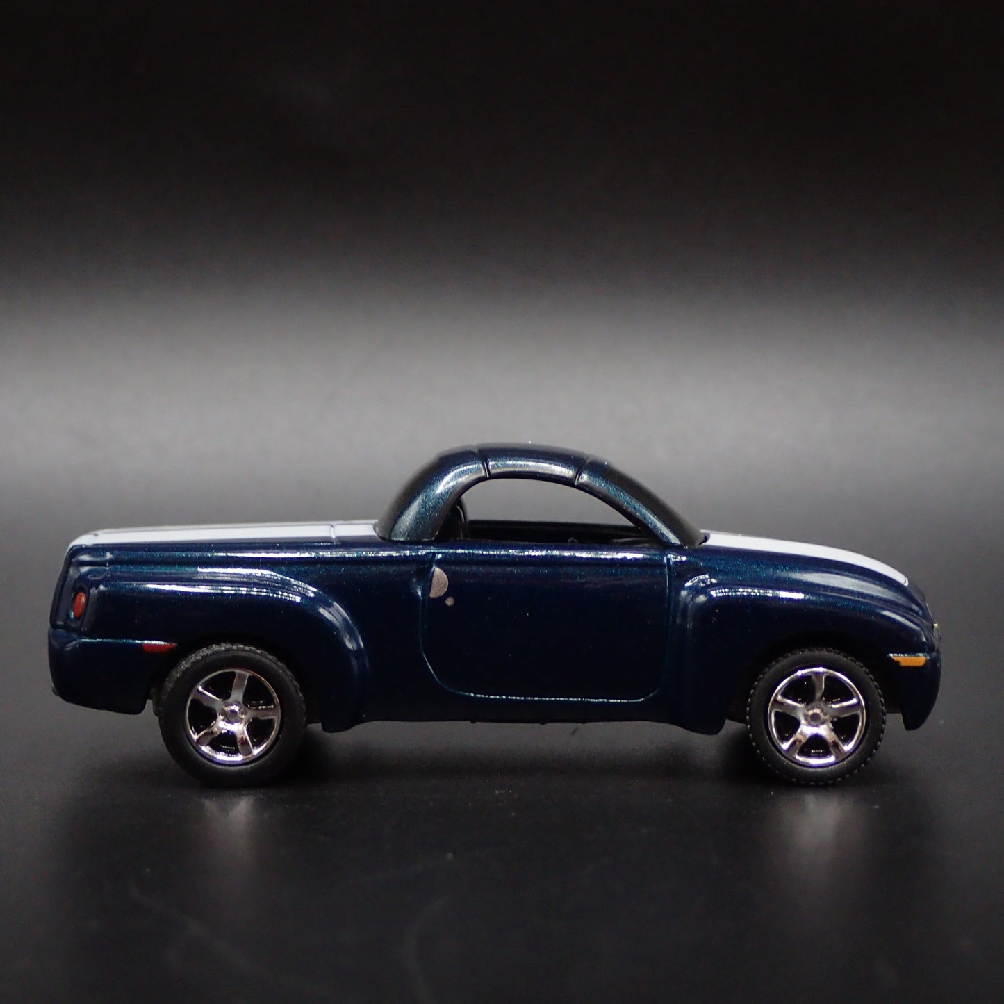 2003-2006 CHEVY CHEVROLET SSR TRUCK BLUE 1:64 SCALE DIORAMA DIECAST MODEL CAR