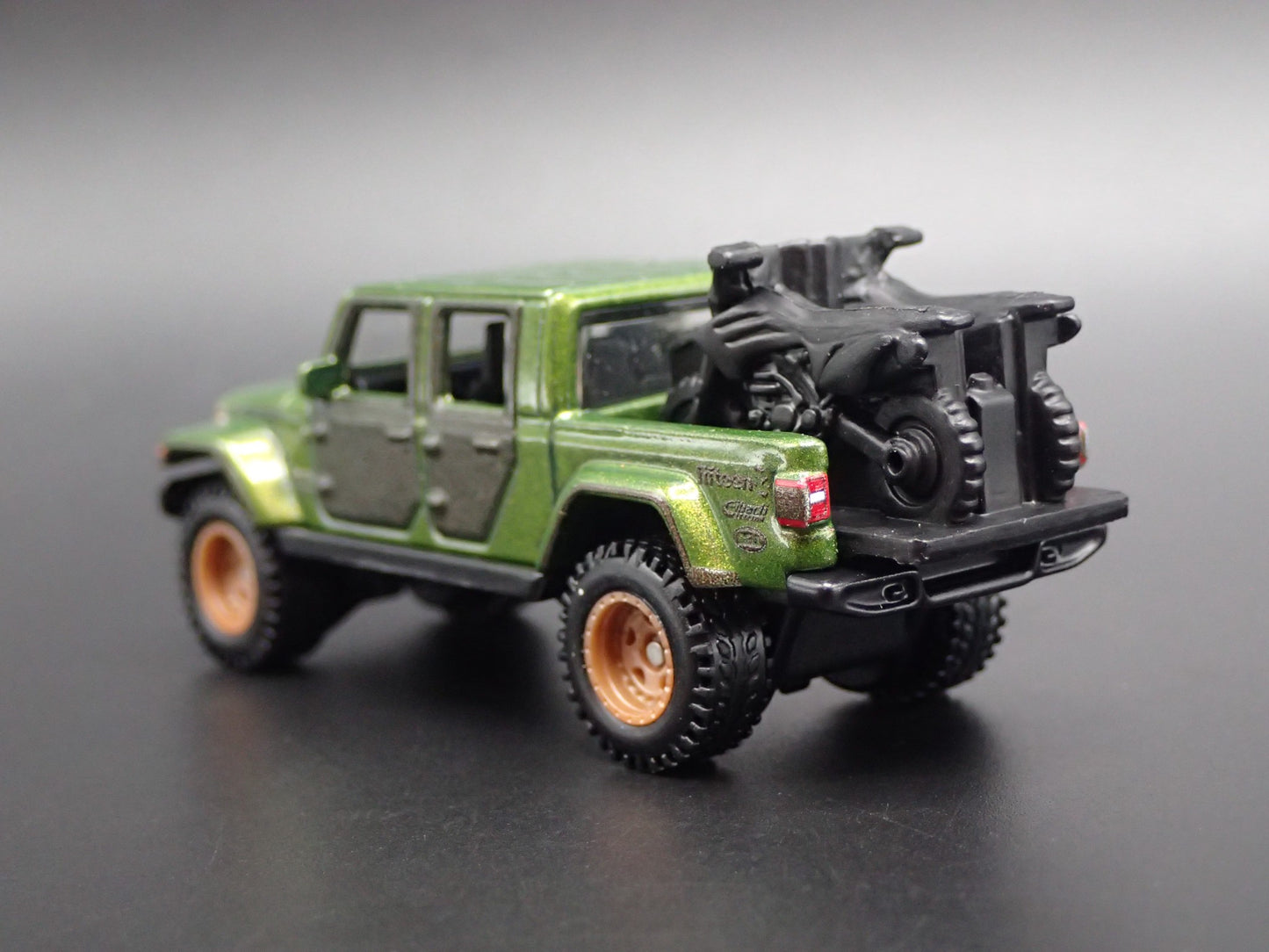 2020-2025 JEEP GLADIATOR PICKUP TRUCK JT 1:64 SCALE DIORAMA DIECAST MODEL CAR