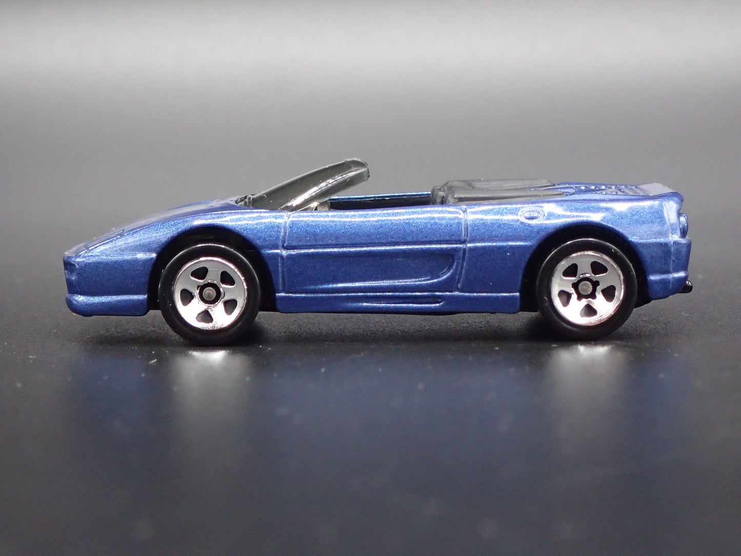 1995-1999 FERRARI F355 SPIDER CONVERTIBLE 1:64 SCALE DIORAMA DIECAST MODEL CAR