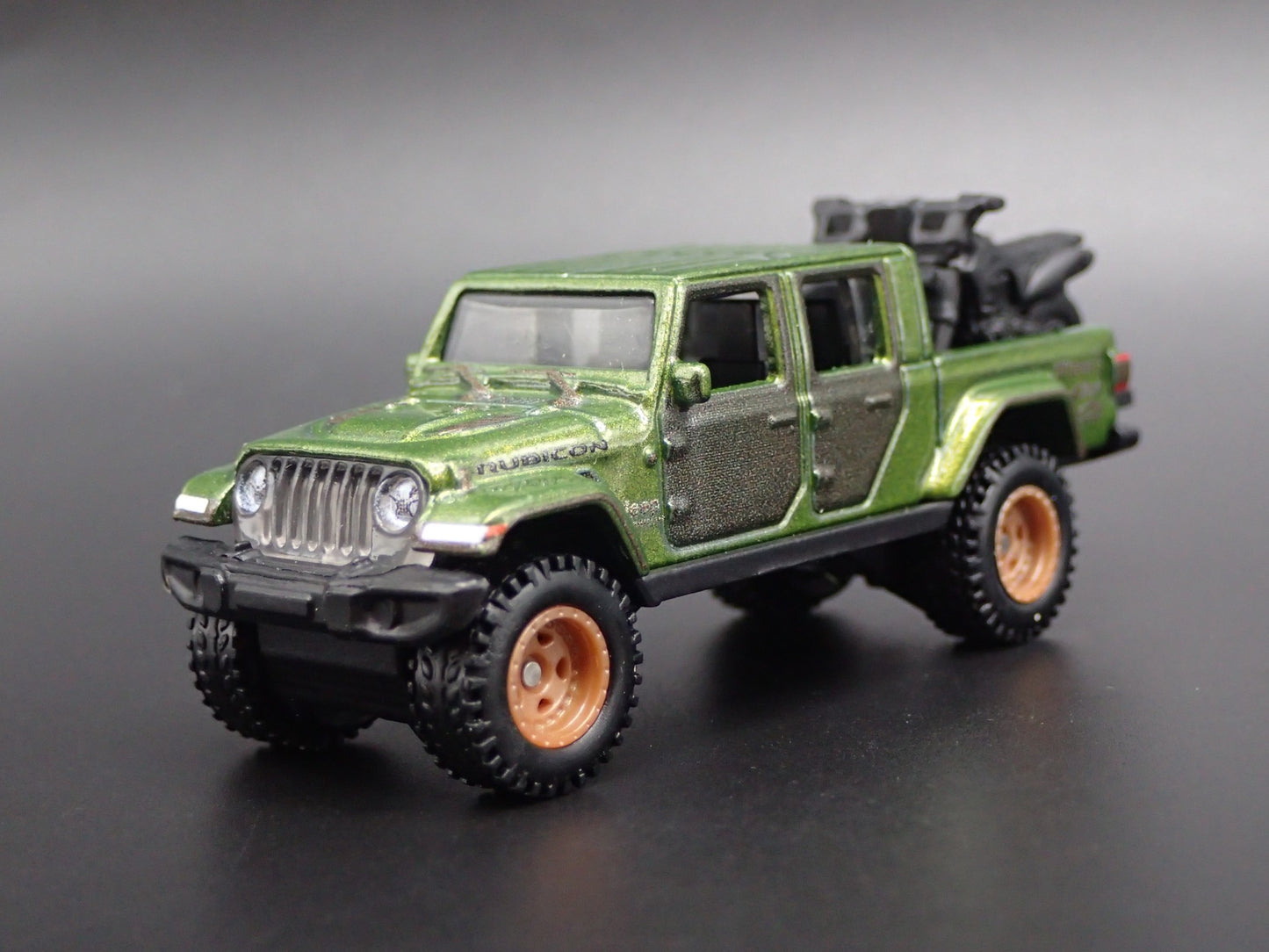 2020-2025 JEEP GLADIATOR PICKUP TRUCK JT 1:64 SCALE DIORAMA DIECAST MODEL CAR