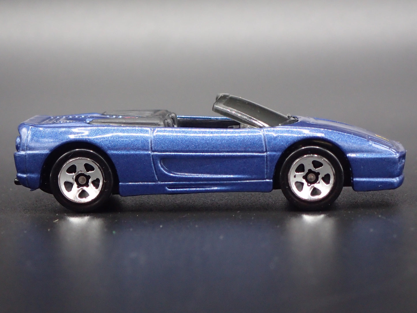 1995-1999 FERRARI F355 SPIDER CONVERTIBLE 1:64 SCALE DIORAMA DIECAST MODEL CAR