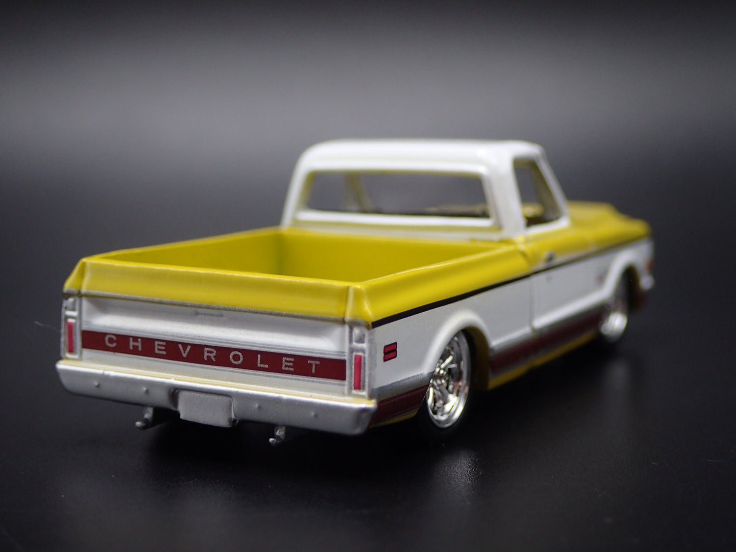1972 72 CHEVY CHEVROLET C10 PICKUP TRUCK SHORT BED 1/64 SCALE DIECAST MODEL CAR