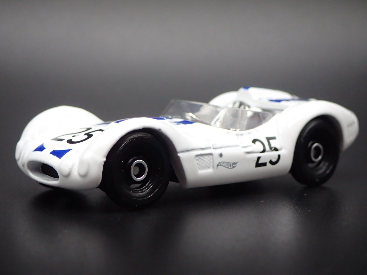 1959-1961 MASERATI TIPO 61 RACE 1:64 SCALE COLLECTIBLE DIORAMA DIECAST MODEL CAR