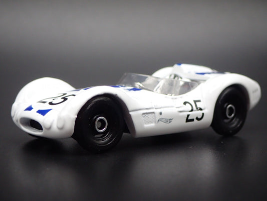 1959-1961 MASERATI TIPO 61 RACE 1:64 SCALE COLLECTIBLE DIORAMA DIECAST MODEL CAR
