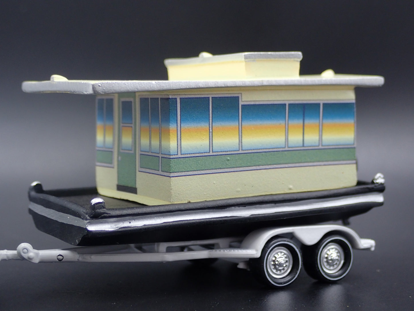 VINTAGE HOUSEBOAT ON TRAILER W TOW 1/64 SCALE POLYRESIN DIORAMA PROP MODEL BOAT