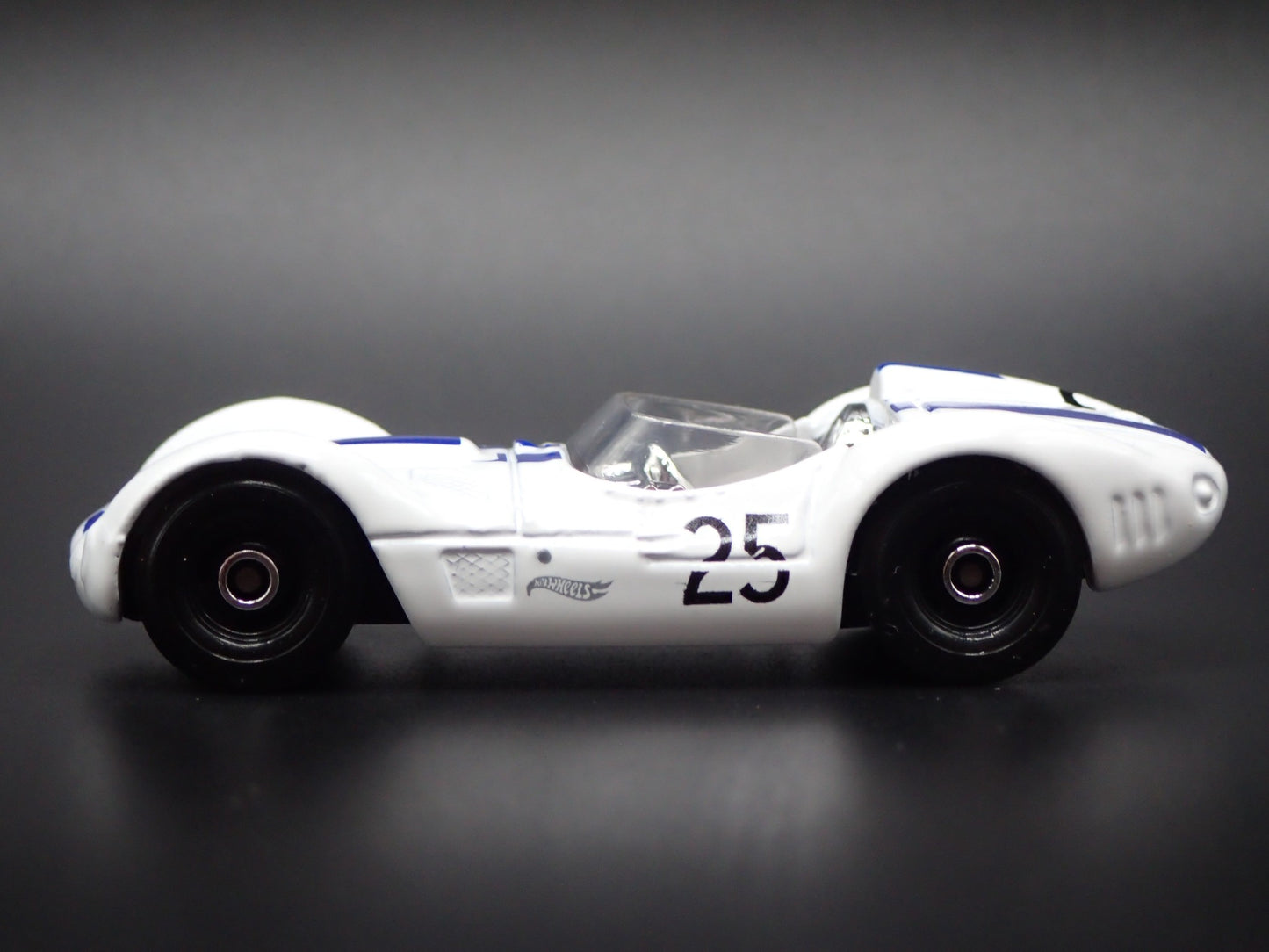 1959-1961 MASERATI TIPO 61 RACE 1:64 SCALE COLLECTIBLE DIORAMA DIECAST MODEL CAR