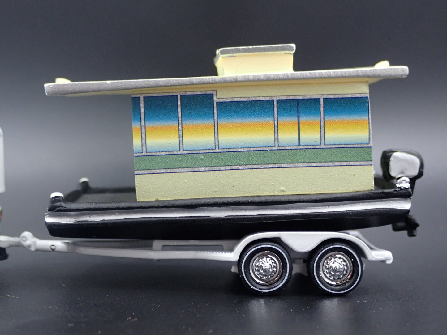 VINTAGE HOUSEBOAT ON TRAILER W TOW 1/64 SCALE POLYRESIN DIORAMA PROP MODEL BOAT