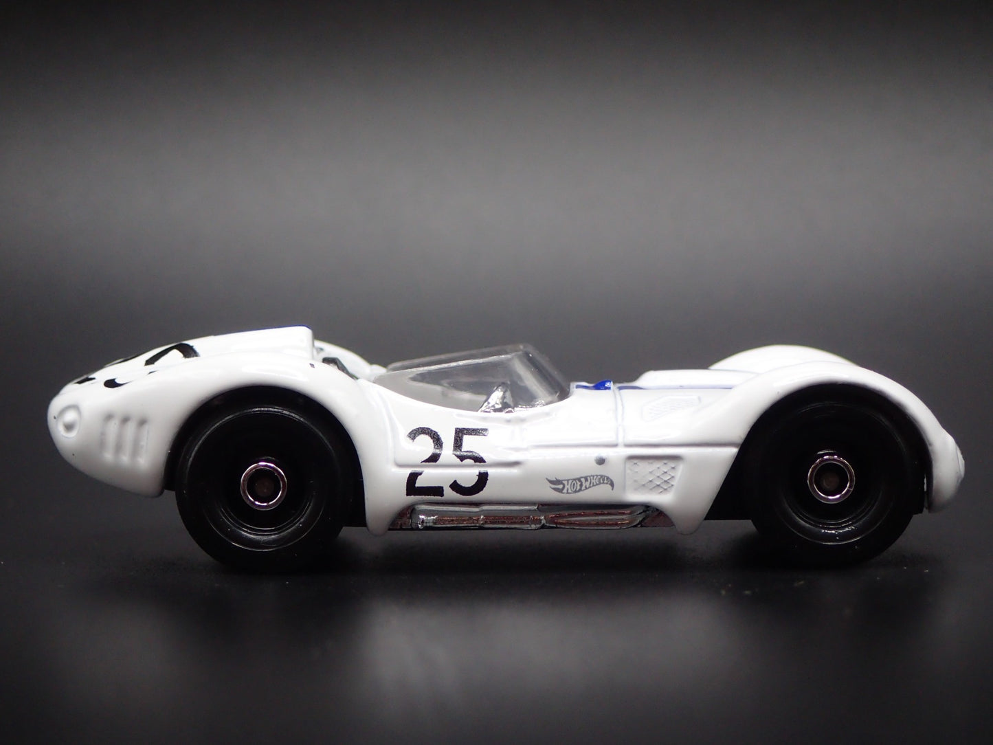 1959-1961 MASERATI TIPO 61 RACE 1:64 SCALE COLLECTIBLE DIORAMA DIECAST MODEL CAR
